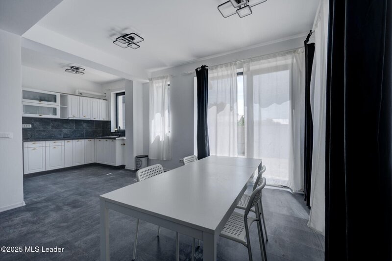 Balotesti, casa moderna 3 dormitoare, 140 mp, living generos, loc piscina-